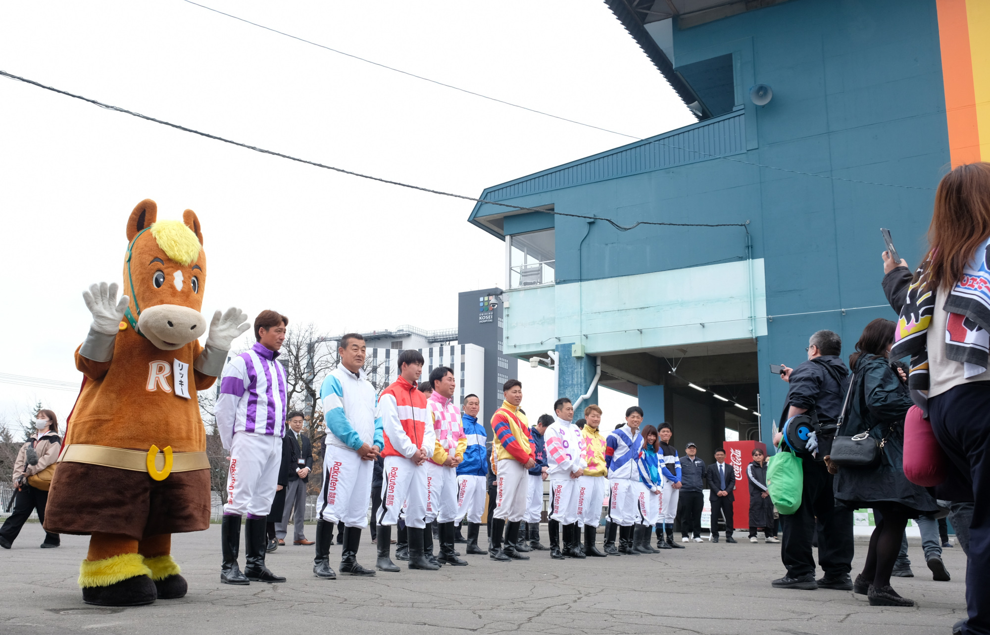 19日開幕日　騎手とリッキーの出迎え