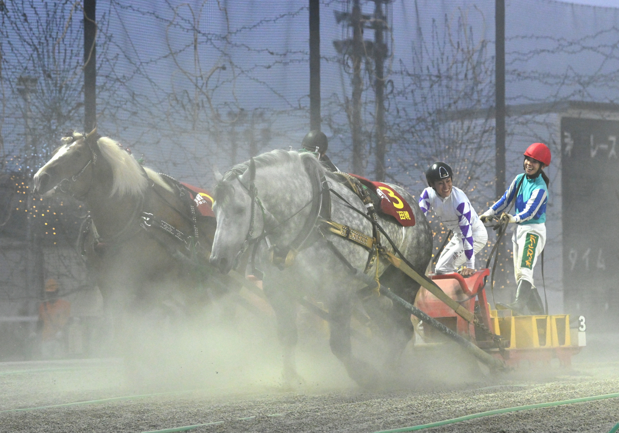 JRAジョッキーDAYで優勝した富田暁騎手と今井千尋騎手(右)