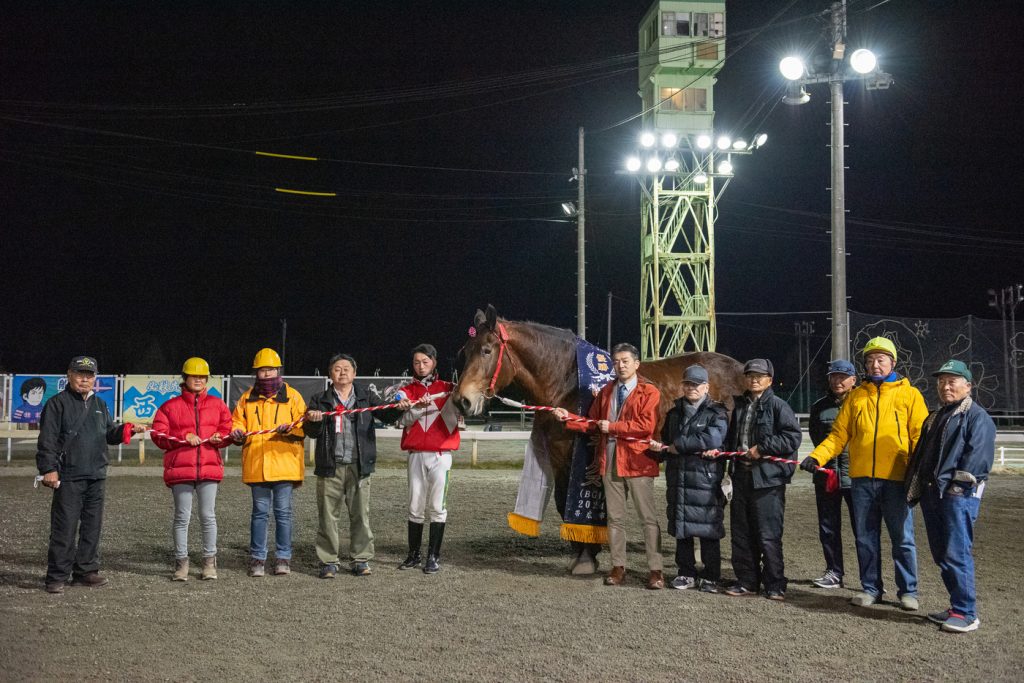 優勝したスマイルカナの関係者