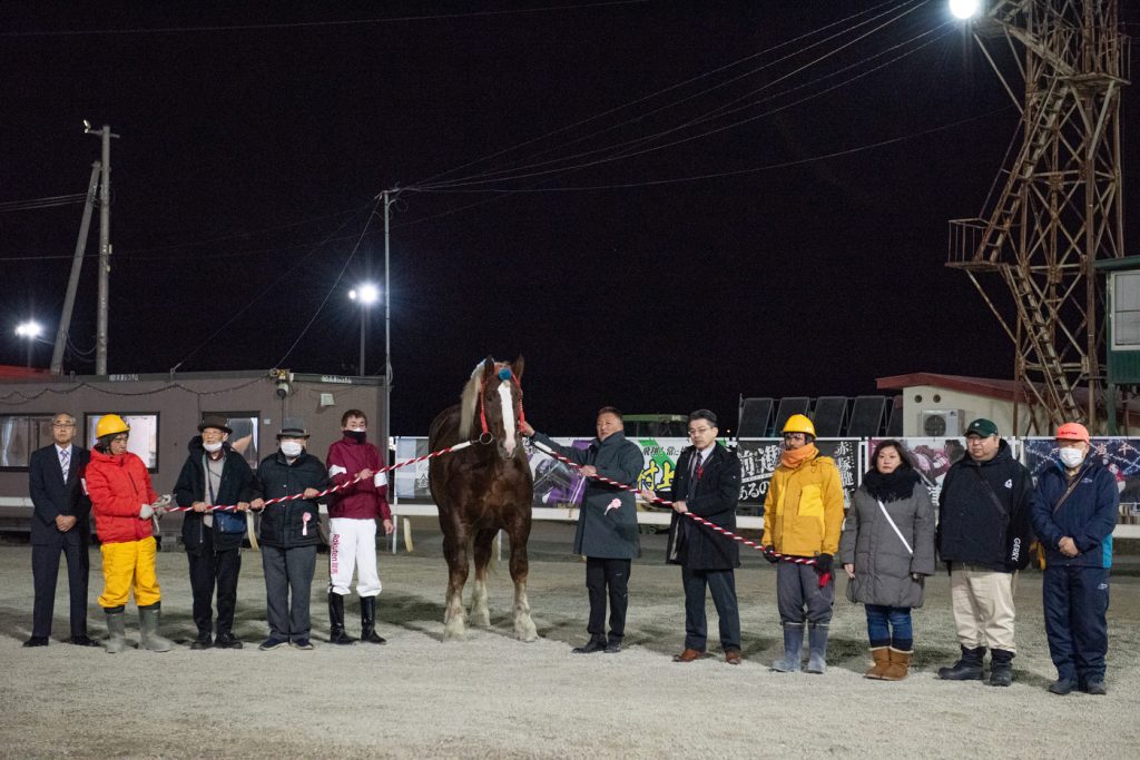 優勝したスーパーシンの関係者