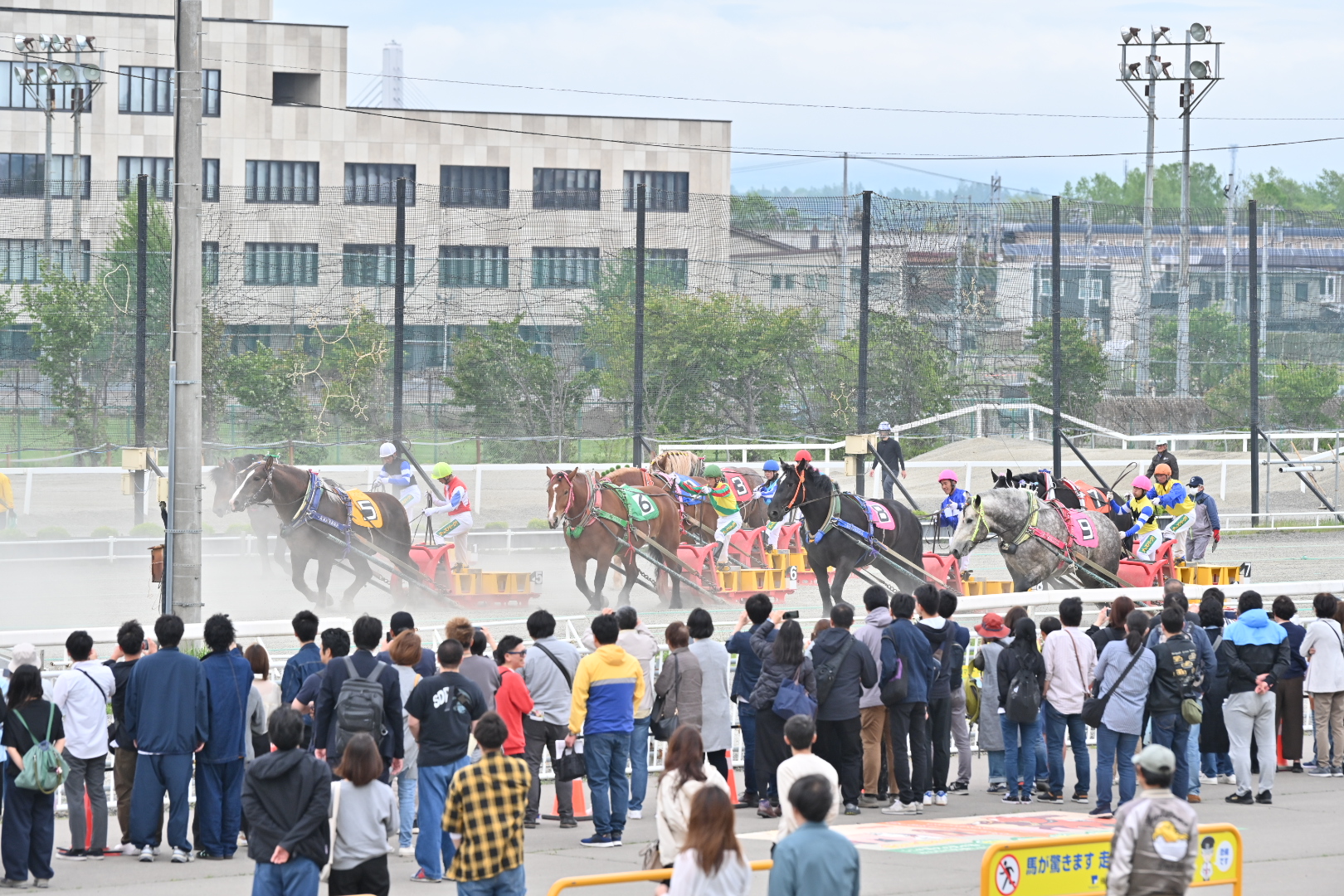 5月17日第1レース。ファンが待ちわびた4週間ぶりの再開