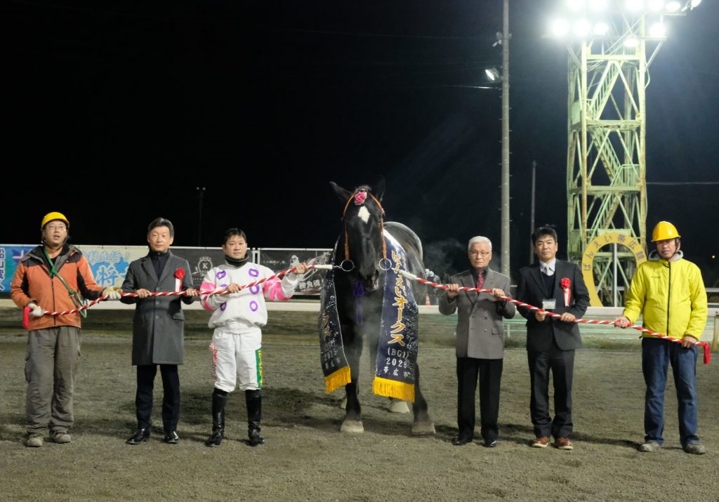 第50回ばんえいオークスを制したホクセイヒラリの関係者